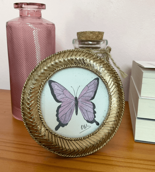 Papillon parme irisé dans son cadre miniature doré