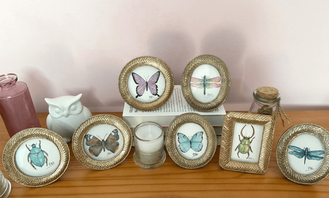 Papillon parme irisé dans son cadre miniature doré